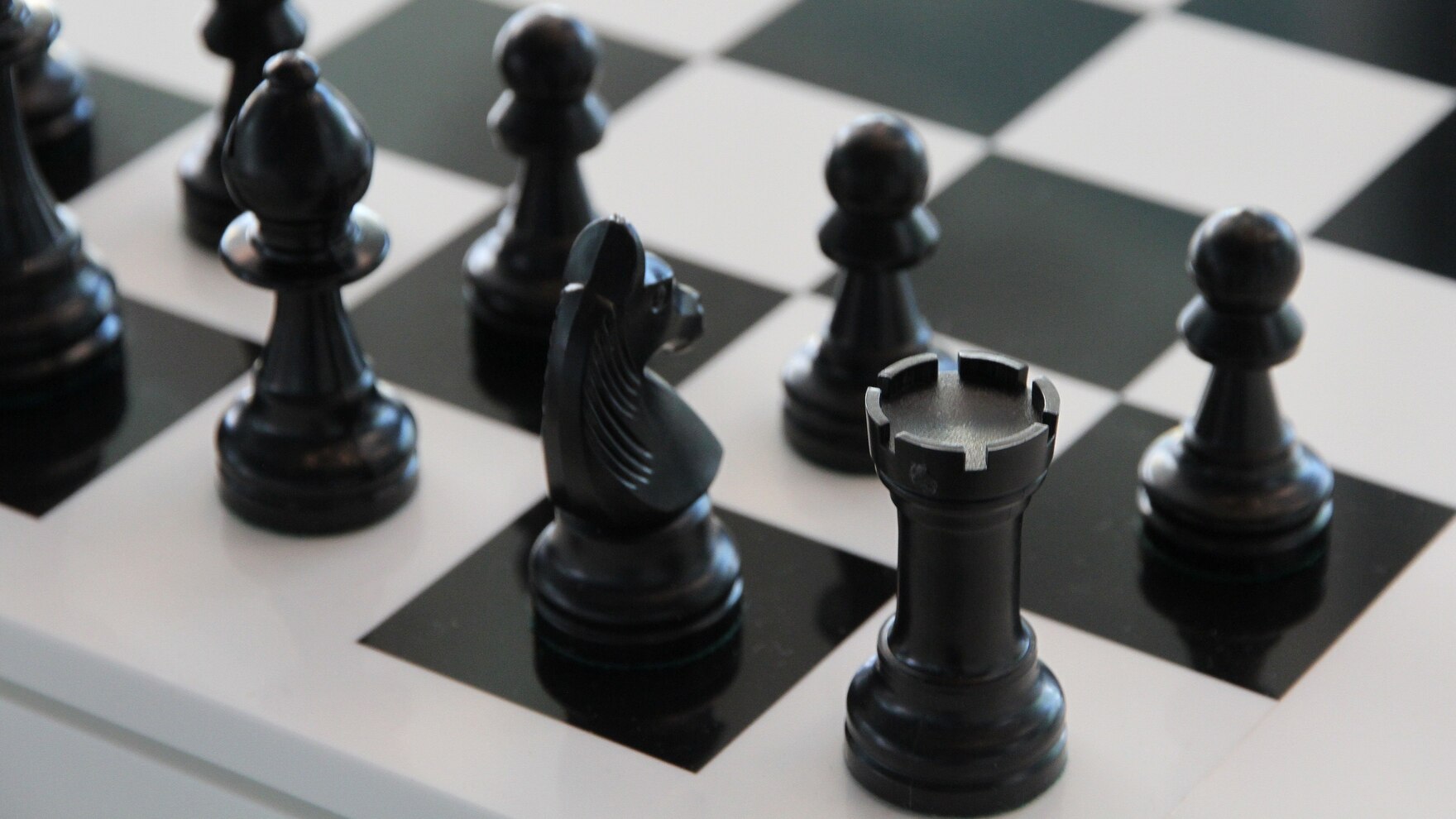 Foto eines Schachbrettes mit Schachfiguren