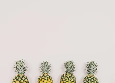 Foto von vier Ananas.